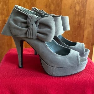 Size 7 1/2 gray doll house, shoes with bowl & zippers in the back